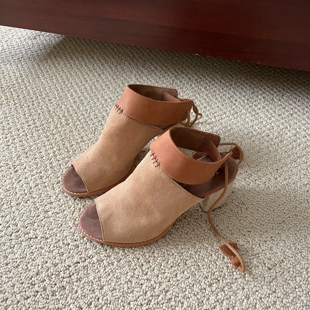 TOMS Seville sandal in Honey Suede